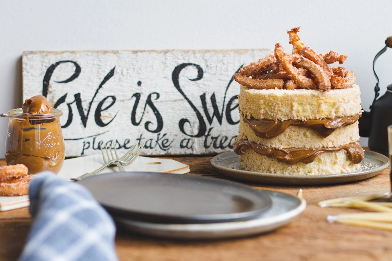 bolo de churros em uma mesa 