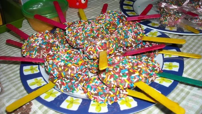 pirulitos de brigadeiro em festa de aniversário