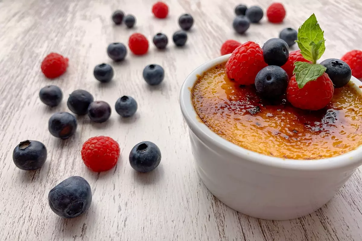 pote de creme brulee com frutas vermelhas