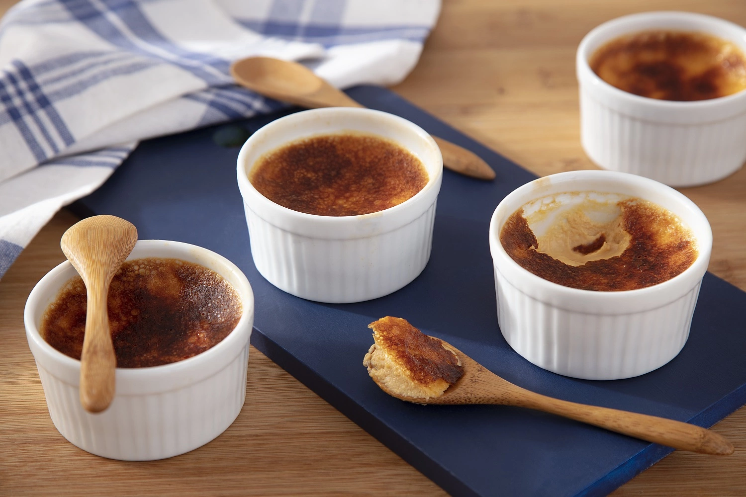 quatro potes de creme brulee na mesa