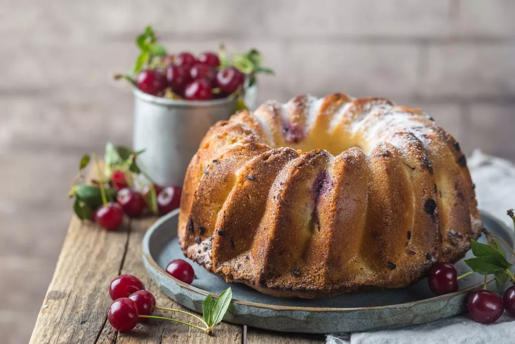 bolo bundt cake tradicional de cereja