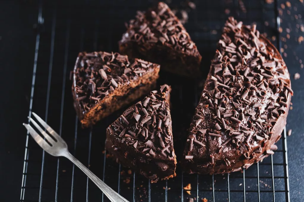 bolo de chocolate com cobertura de brigadeiro fatiado