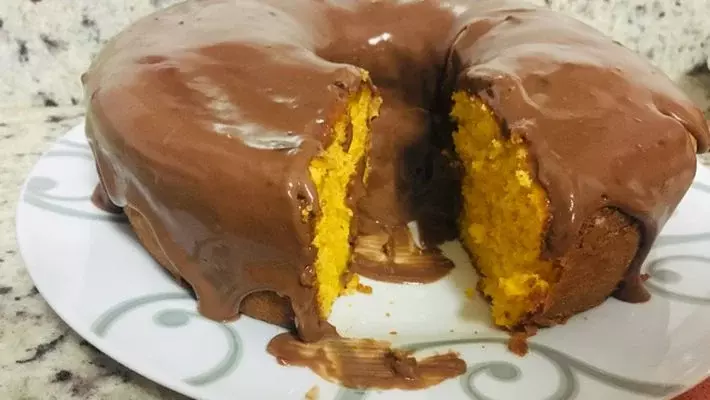 bolo de abóbora com cobertura de chocolate