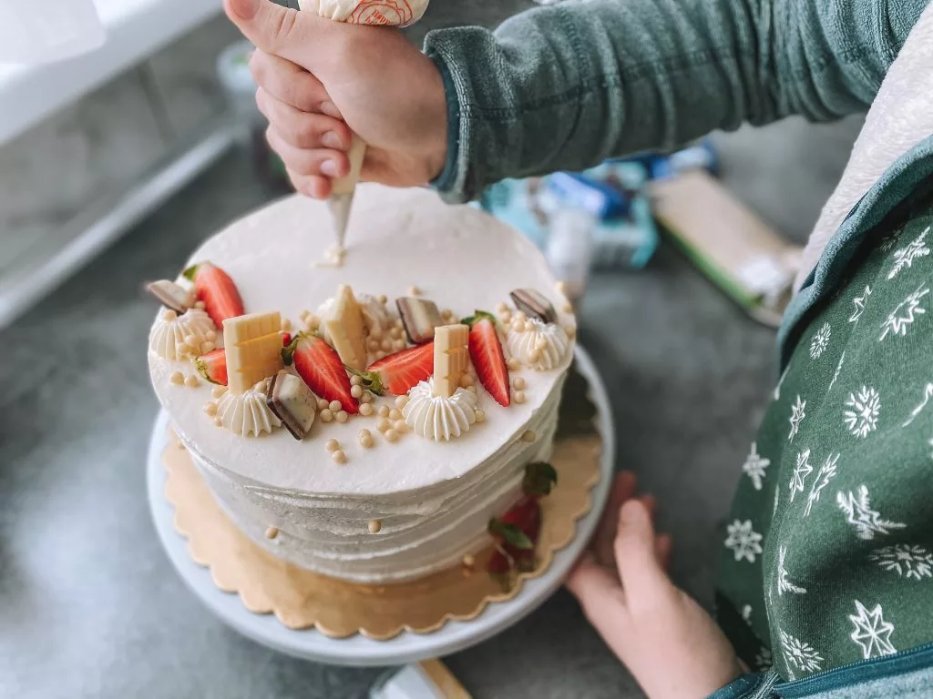 bolo de baunilha com doce de leite decorado