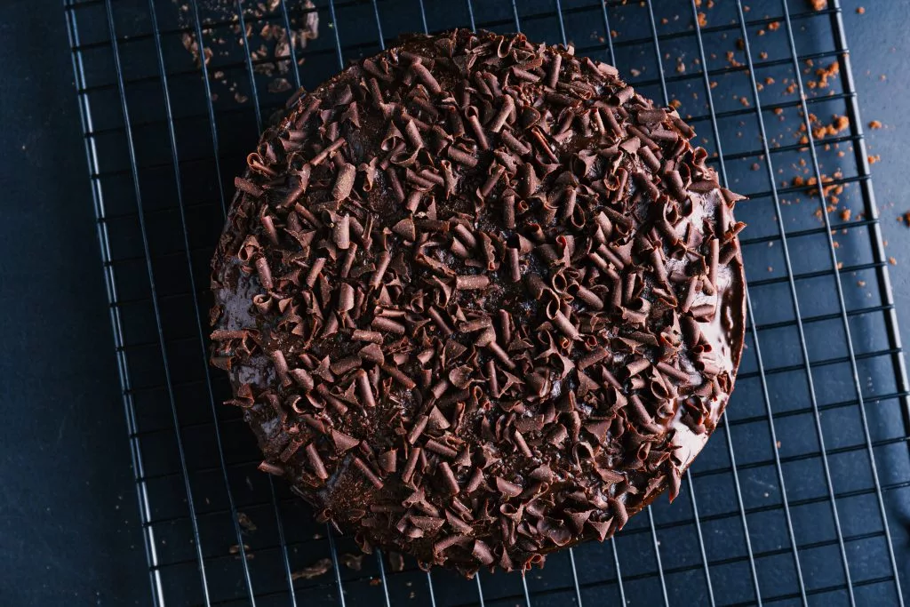 bolo de chocolate com cobertura de brigadeiro tradicional
