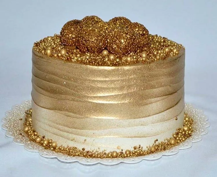 bolo de ano novo decorado de dourado