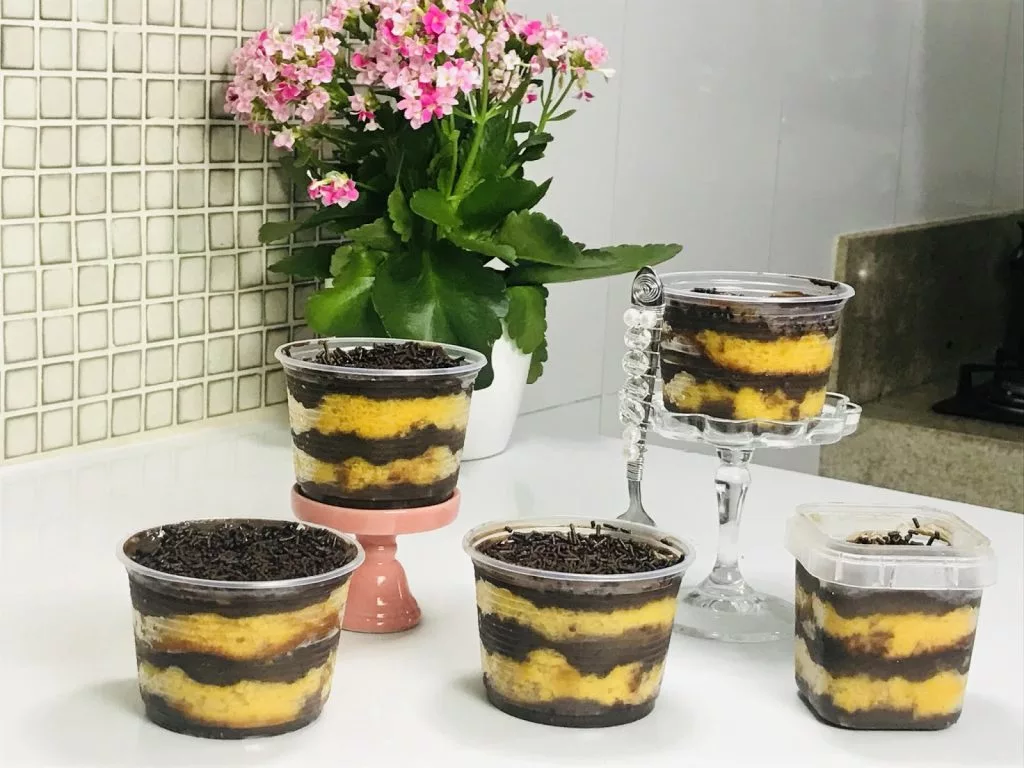 bolo de cenoura com brigadeiro no pote