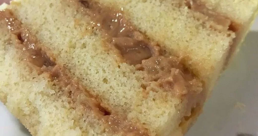 fatia de bolo de baunilha com doce de leite