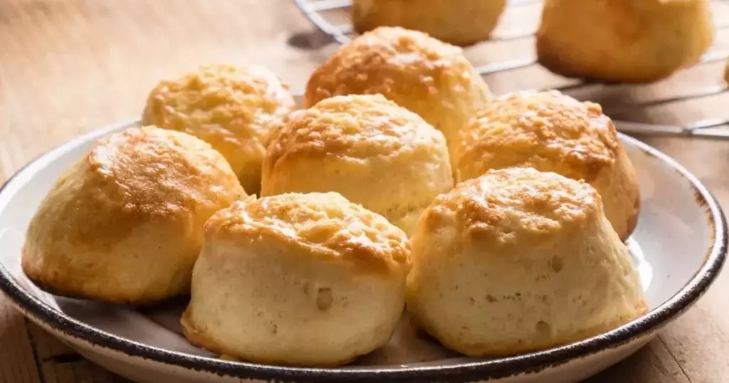 prato com scones de fubá banana e castanha