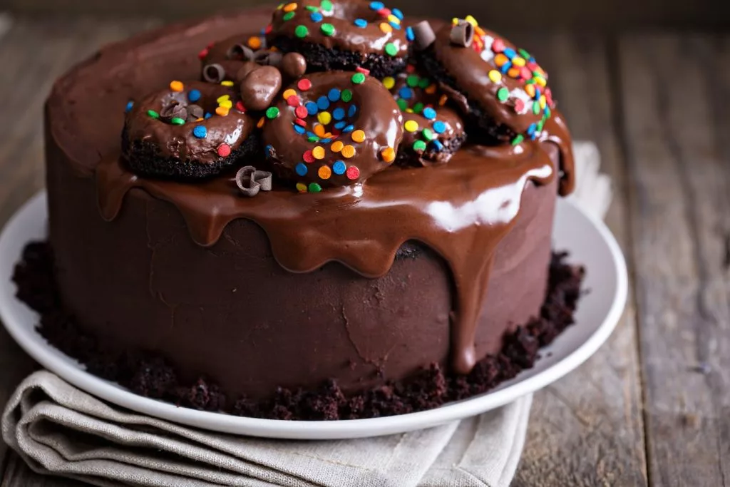 torta the chocolate block decorada com donuts