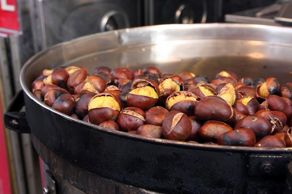 castanha portuguesa sendo preparada na panela
