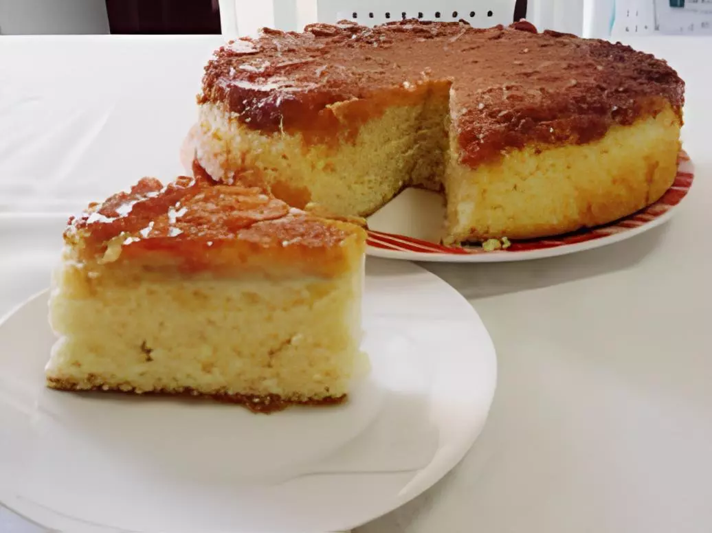 um prato com bolo de banana da vovó.