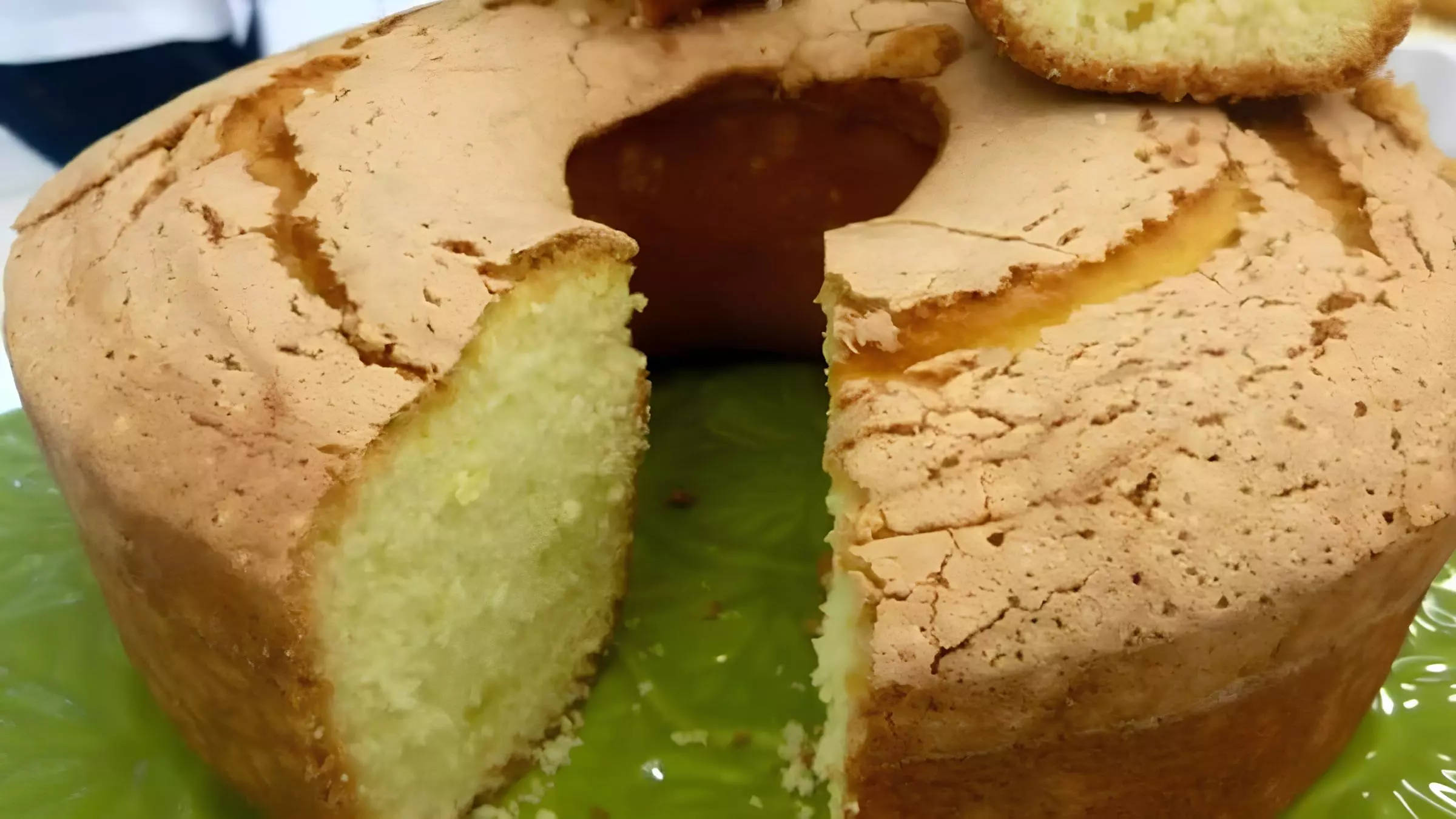 um prato com bolo de água da vovó.