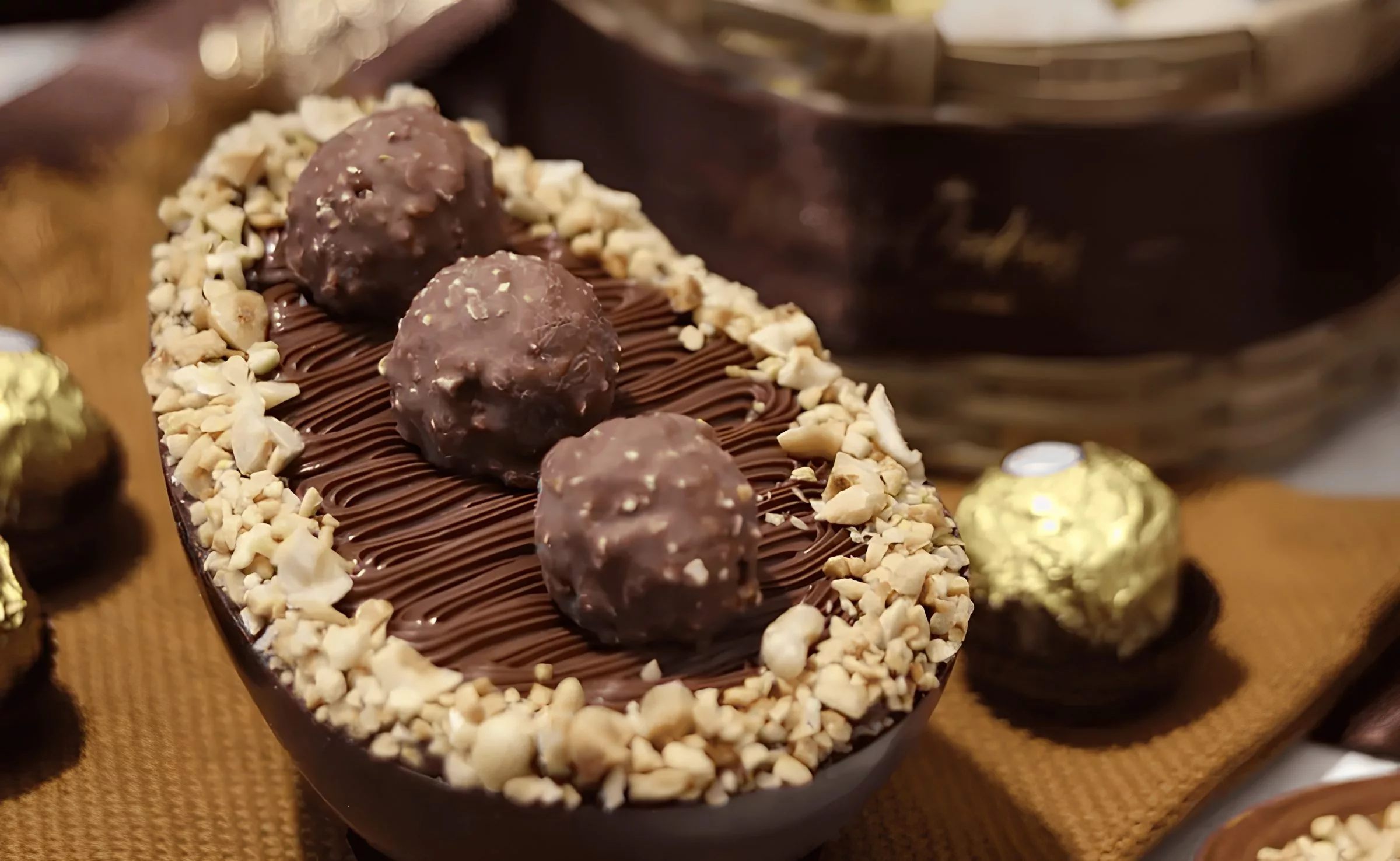 ovo de páscoa recheado de ferrero rocher caseiro.