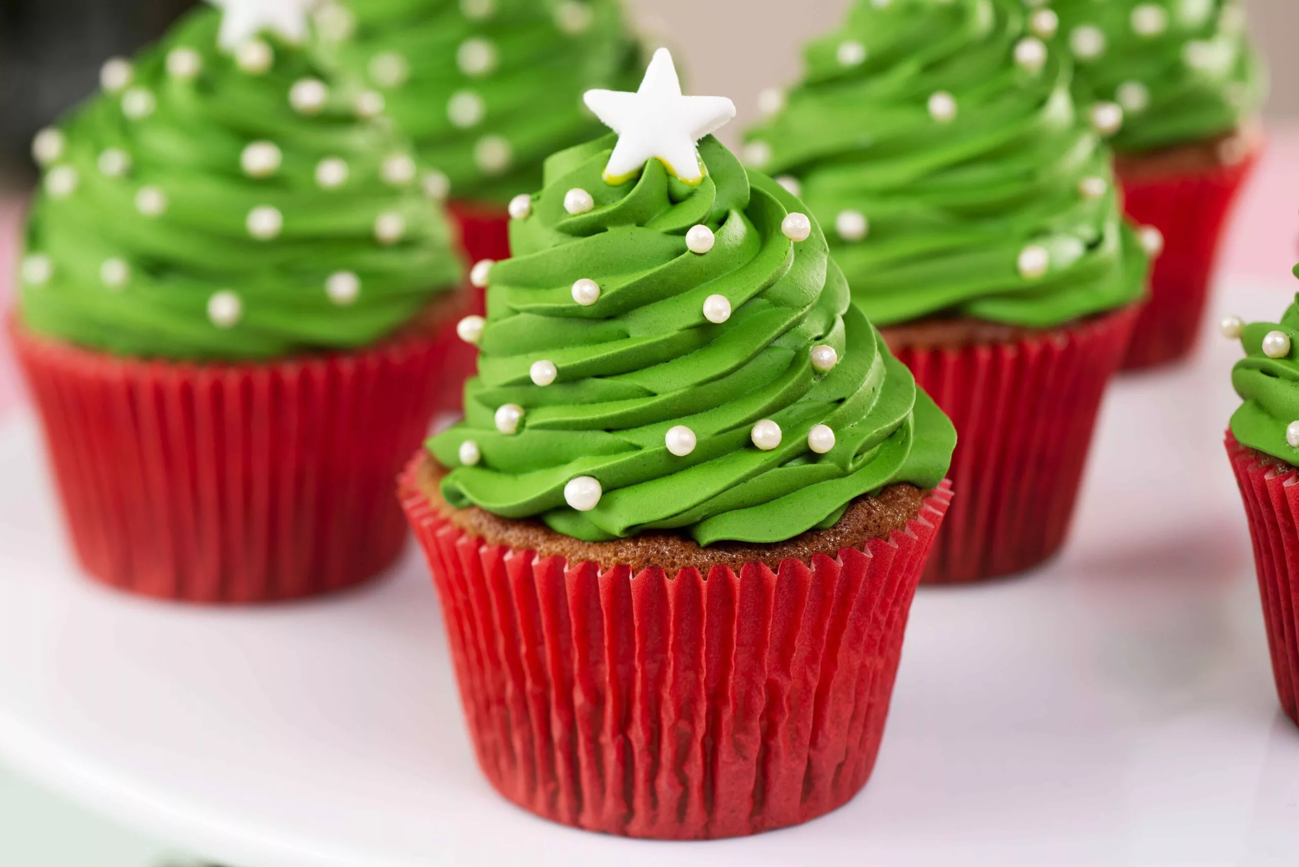 vários cupcakes de natal.