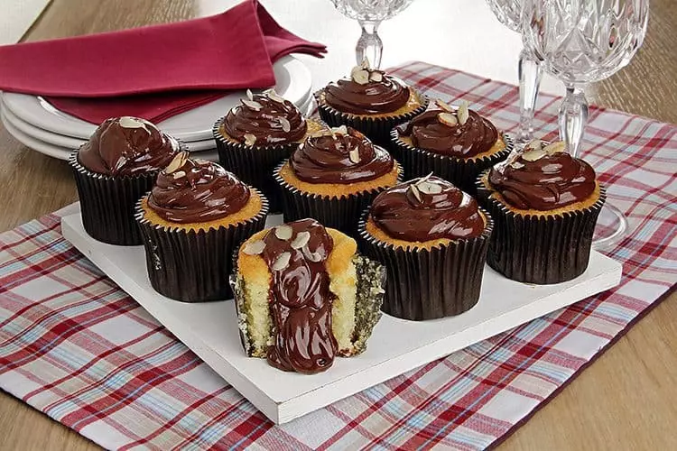 uma bandeja com cupcakes de nutella.