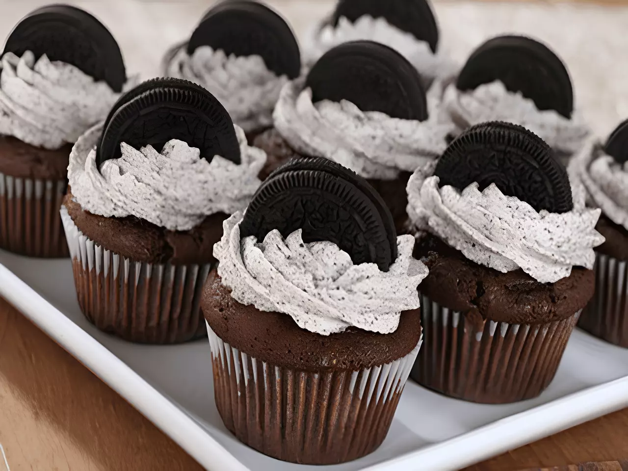 uma prato com vários cupcakes de oreo