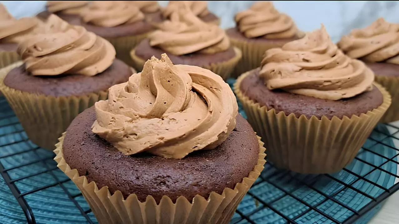 vários coffee cupcakes em cima de uma mesa.