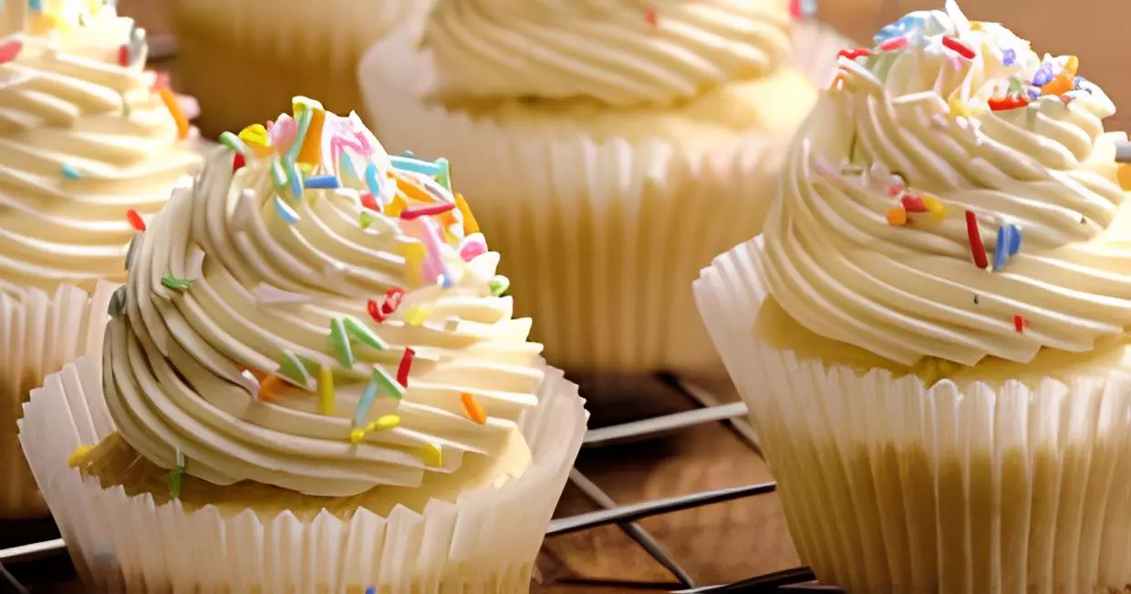 cupcakes de baunilha prontos para ser servidos.