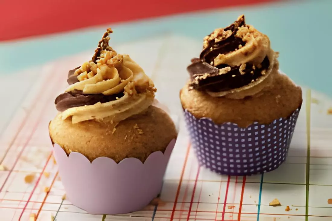 dois cupcakes de paçoca.