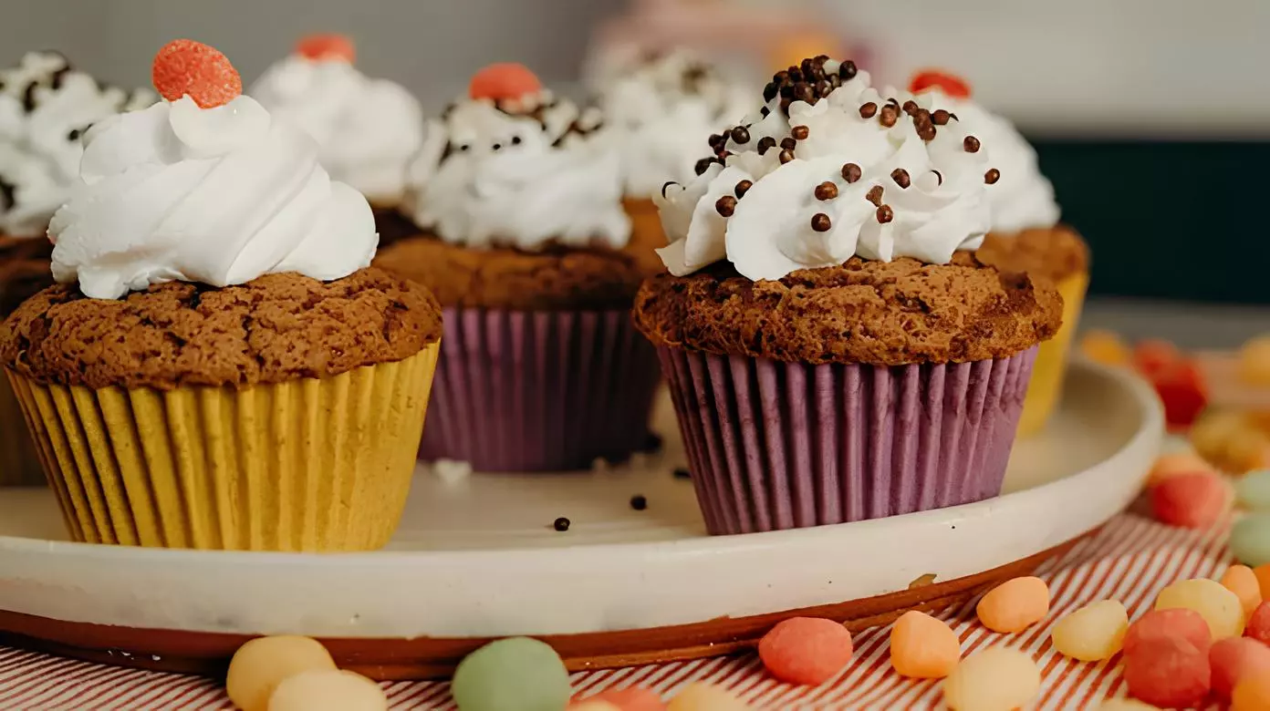 um prato com cupcakes prontos para serem servidos.