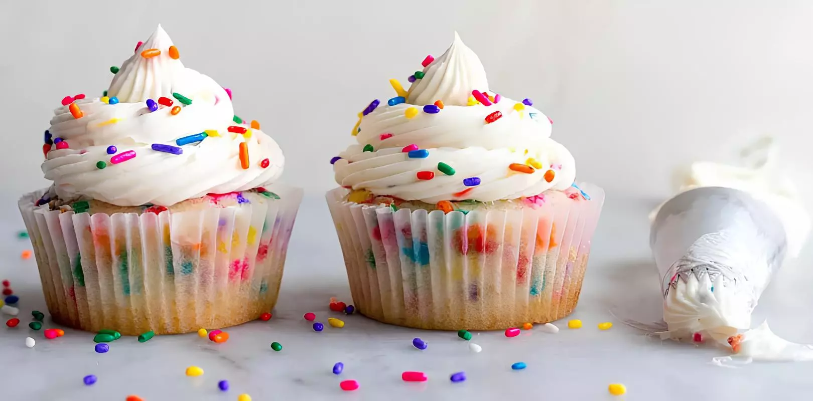 dois cupcakes em cima de uma mesa.