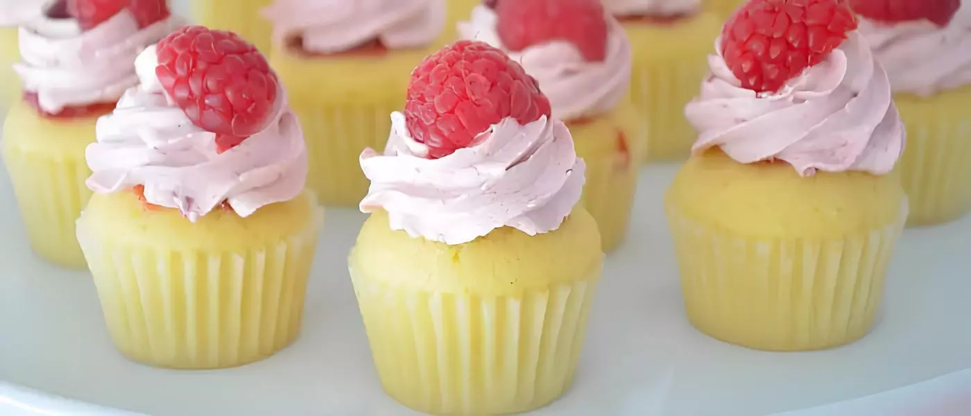 vários minis cupcakes em cima de uma mesa prontos para serem servidos.