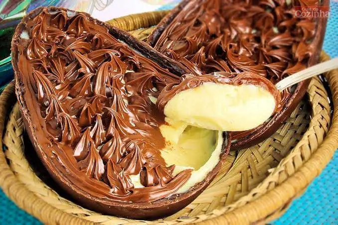 um ovo de páscoa com nutella pronto para ser servido.