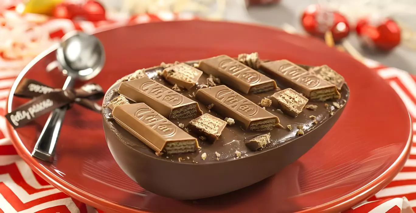 um ovo de colher feito de kit kat pronto para ser servido.