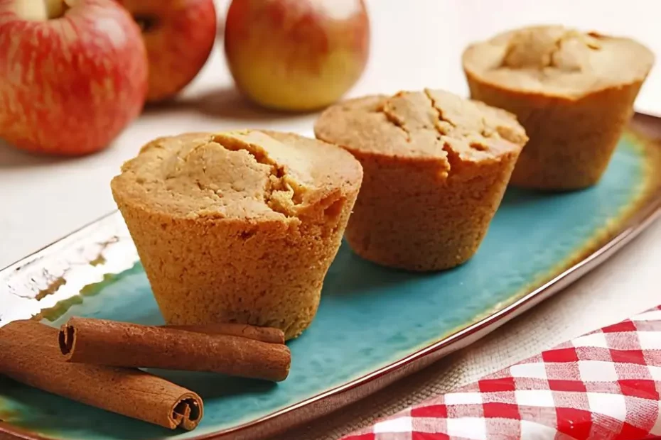 Muffins de maçã e canela low carb em cima de uma mesa.