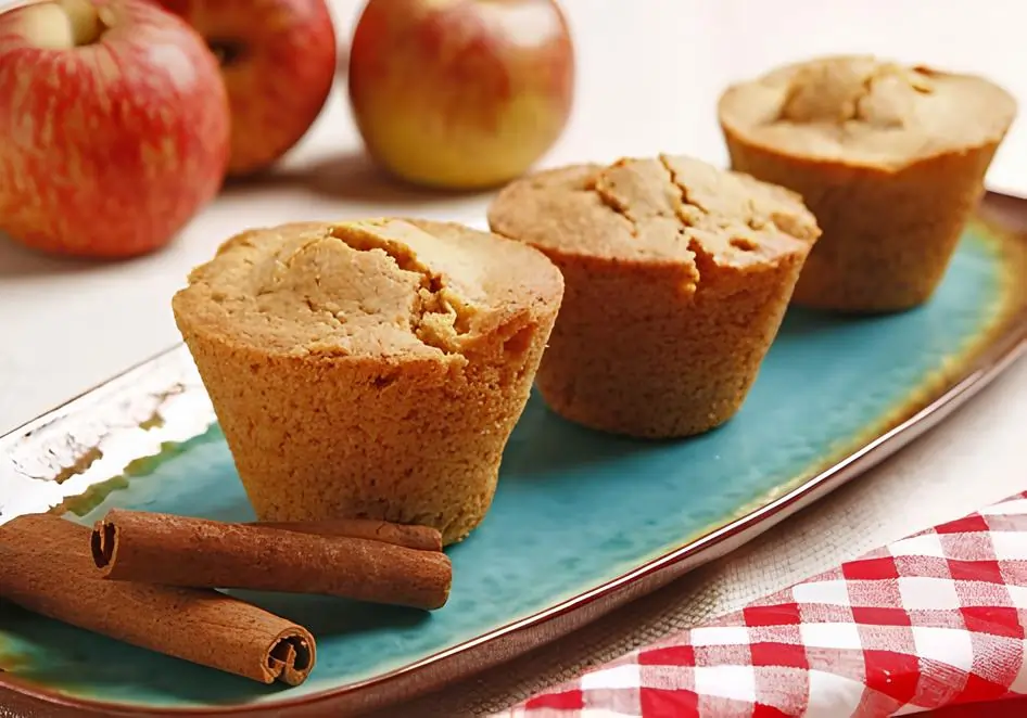 Muffins de maçã e canela low carb em cima de uma mesa.