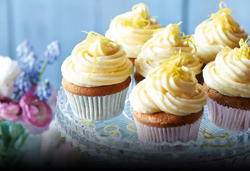 Cupcakes de Earl Grey em uma mesa para decorar e serem servidos..