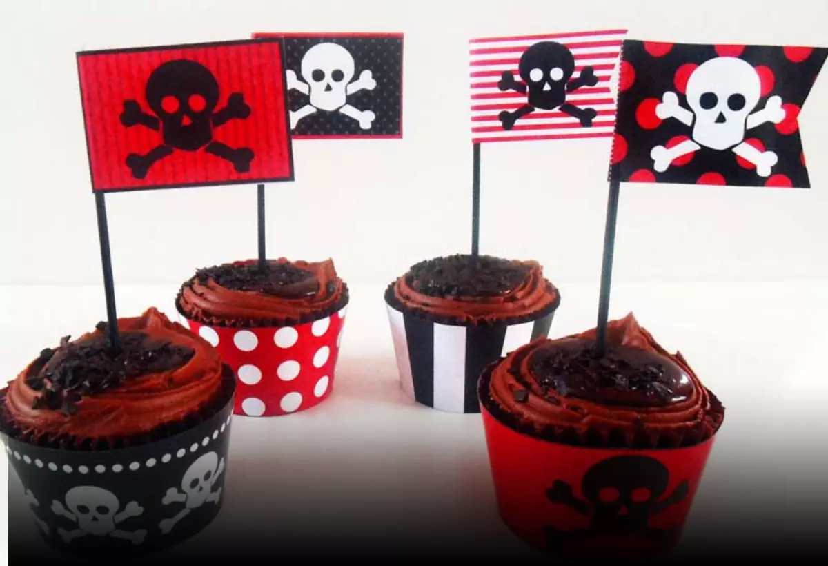 cupcakes de piratas em cima de uma mesa.