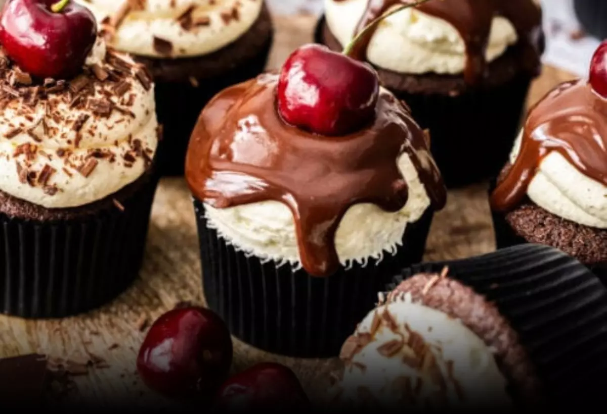 cupcakes de floresta negra em cima de uma mesa.