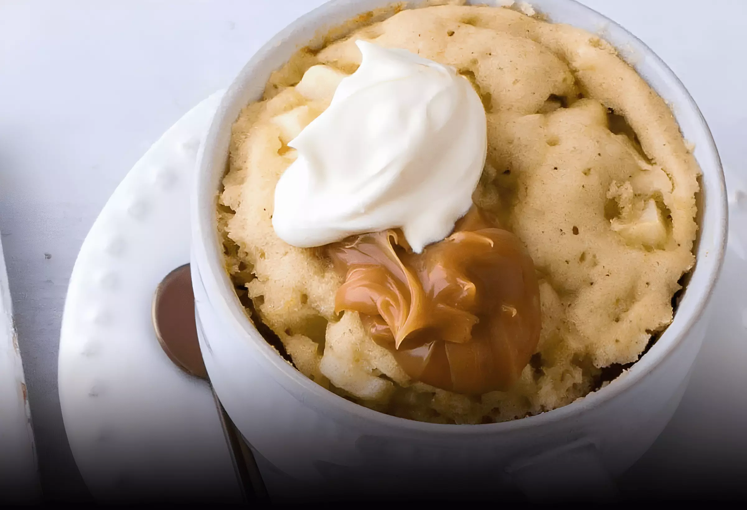 uma Bolinho de caneca de baunilha low carb para um café da manhã rápido