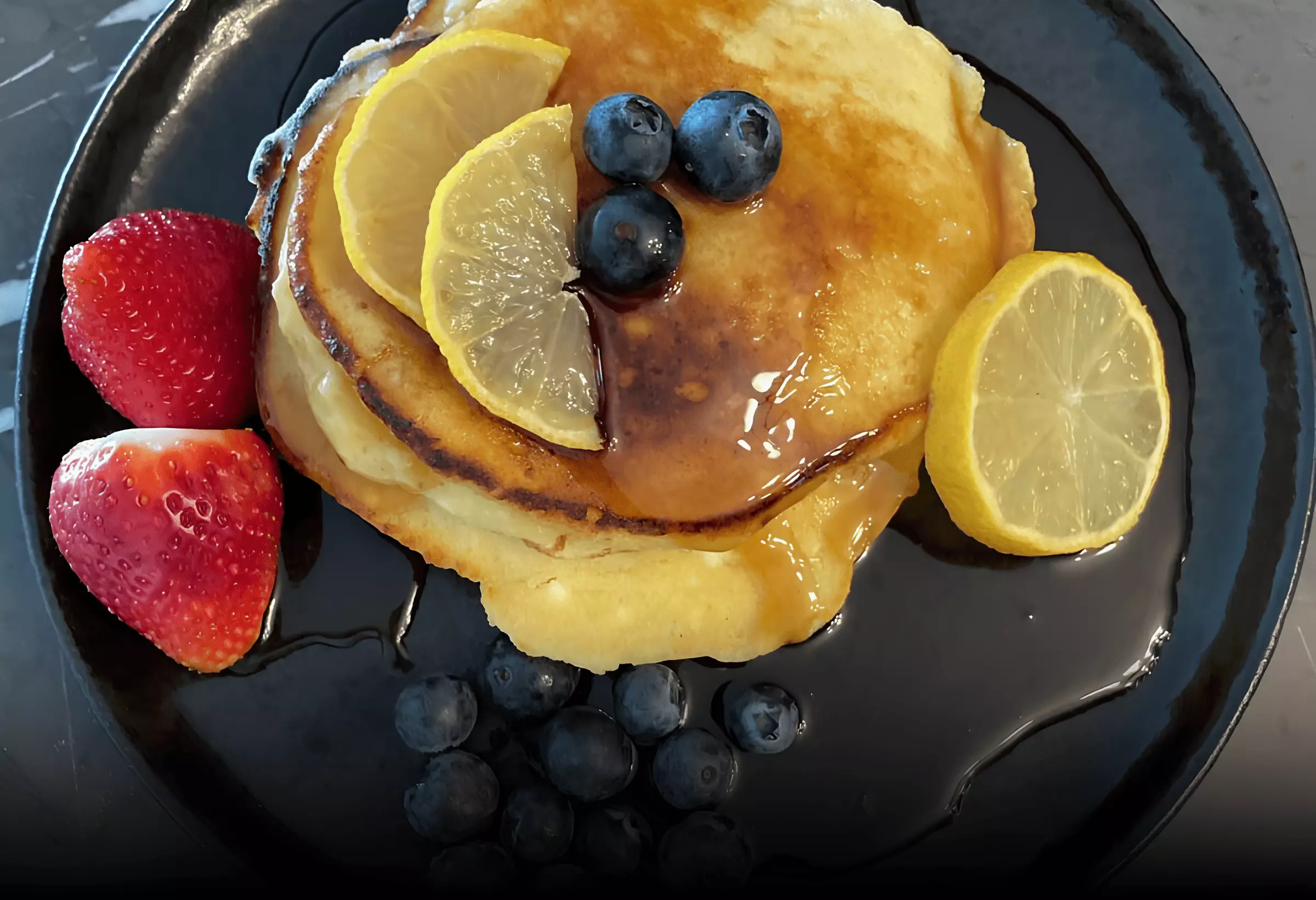 um prato com Panquecas de ricota e limão low carb, leves e fofinha prontas para seres servidas.