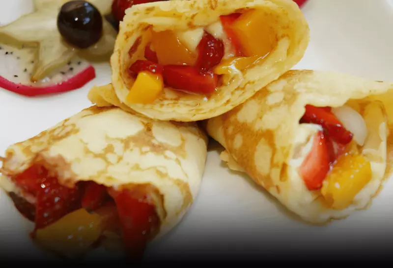 um prato com Crepes suíças low carb recheadas com creme de queijo e frutas