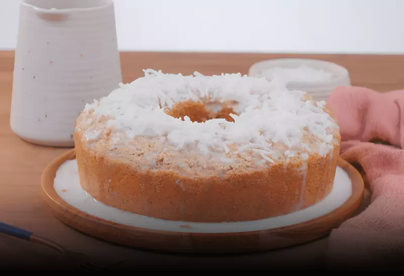 um prato com um Bolo de coco low carb