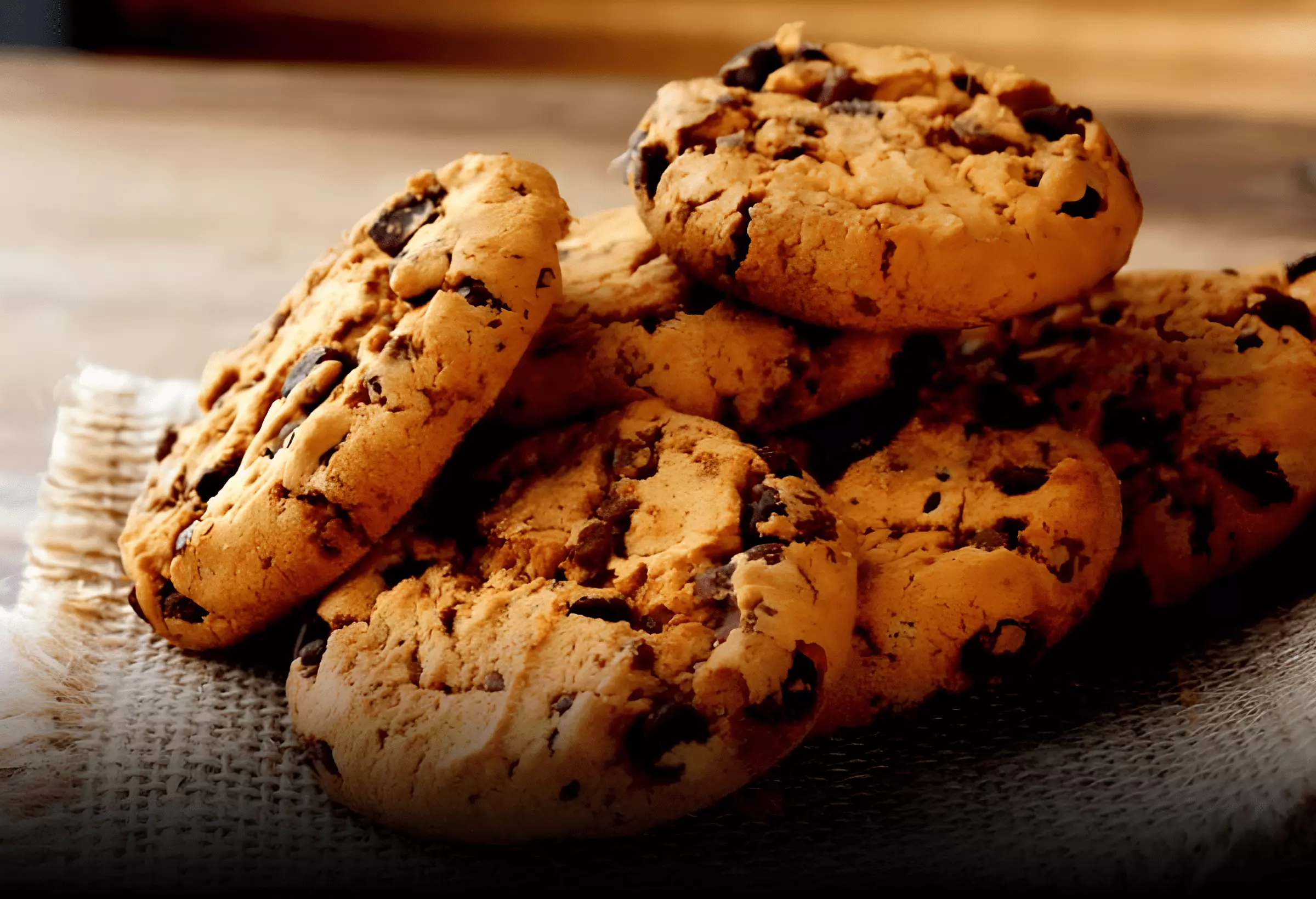 vários Cookies de pasta de amendoim low carb prontos para serem servidos.