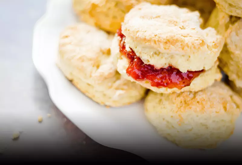 um prato com vários Scones de amêndoa com geleia sem açúcar.