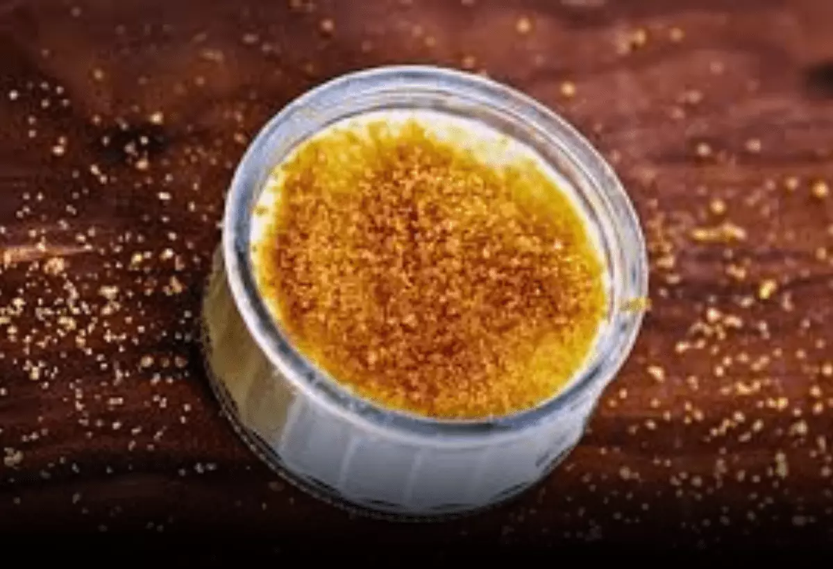 uma caneca de vidro com Creme brulée low carb para ser servido.