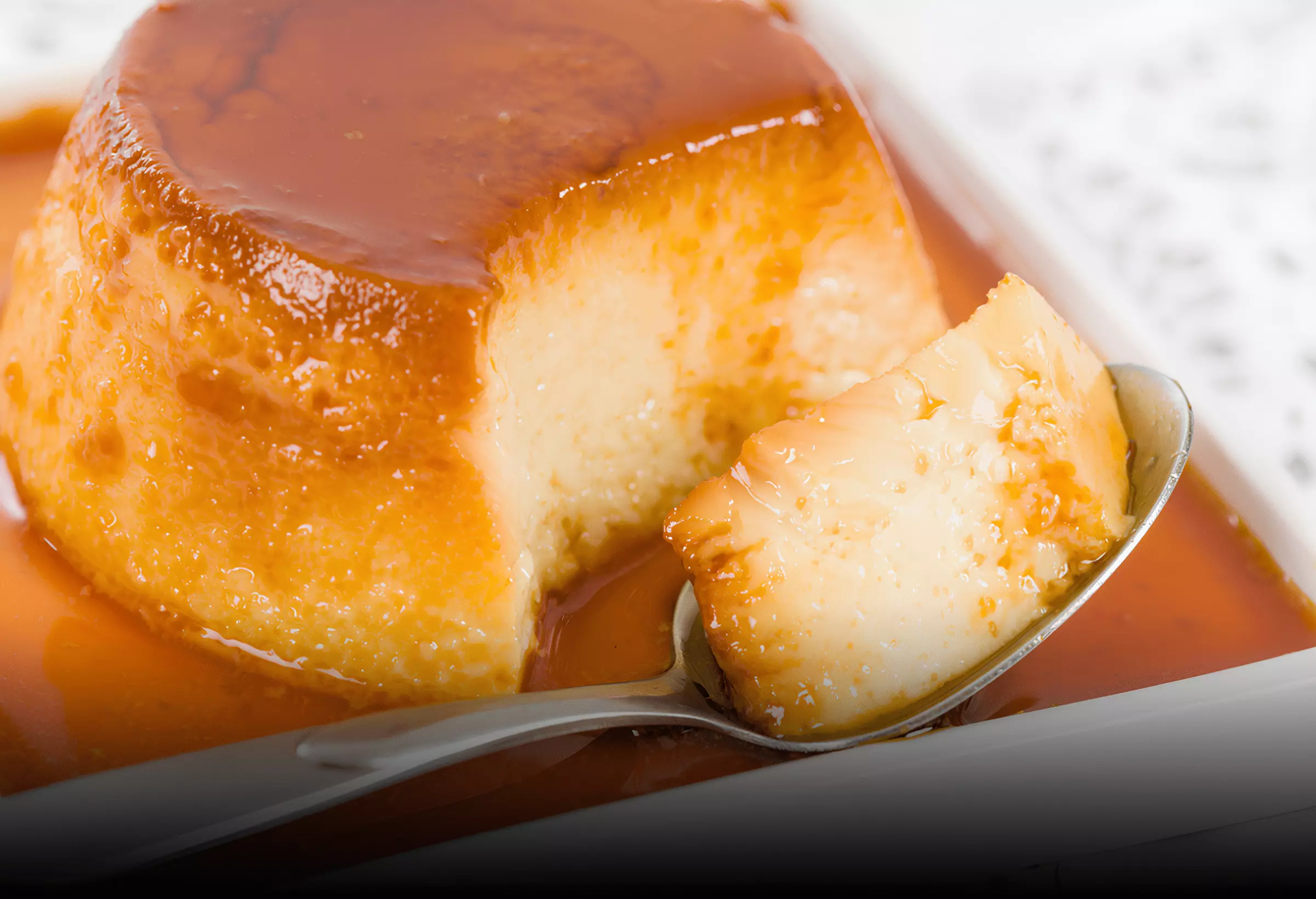 uma travessa com uma Pudim de leite low carb estilo flan