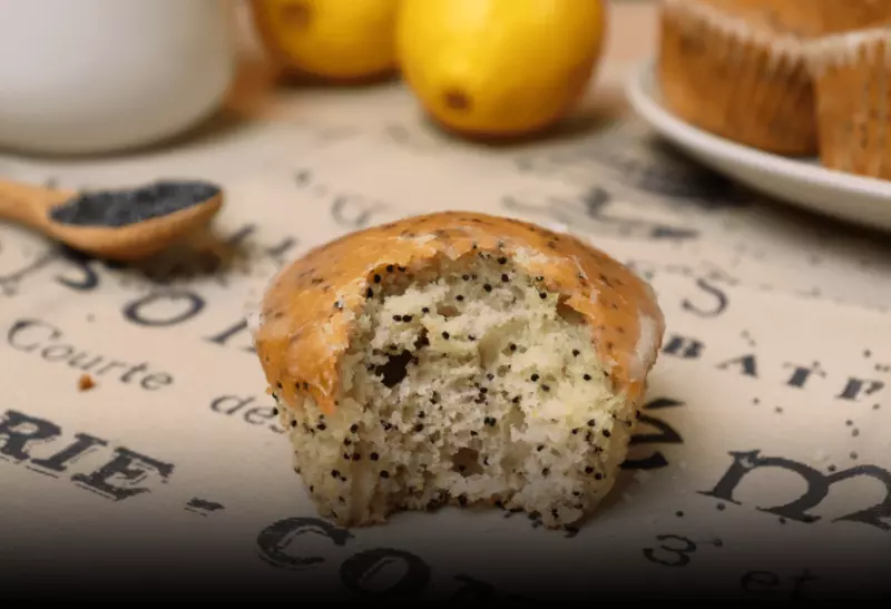 uma Muffins de limão e semente de papoula low carb em cima de uma mesa para ser servido.