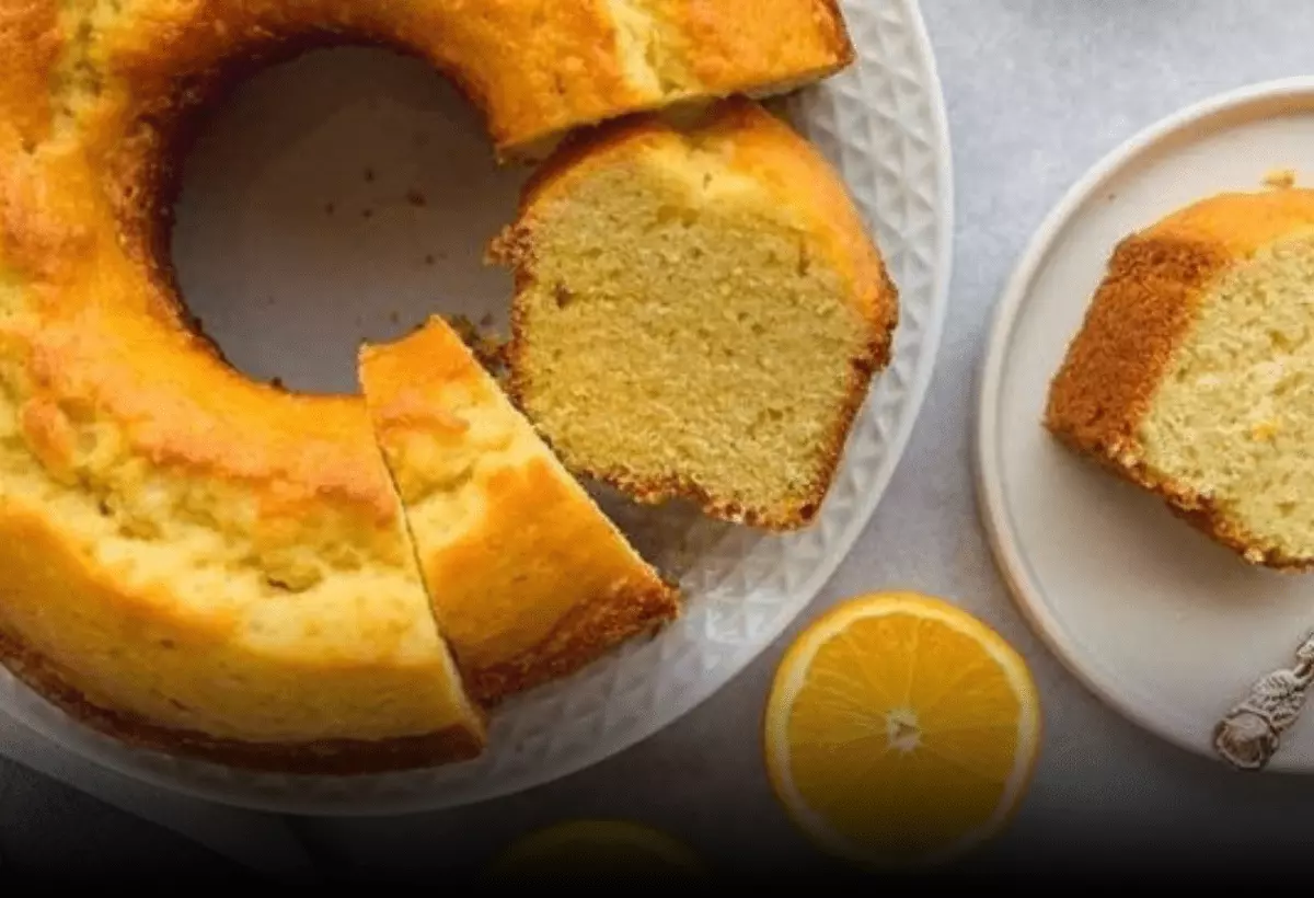 um prato com um Bolo de frigideira de amêndoas e laranja low carb