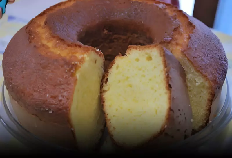 um prato com um bolo de fubá mimoso.