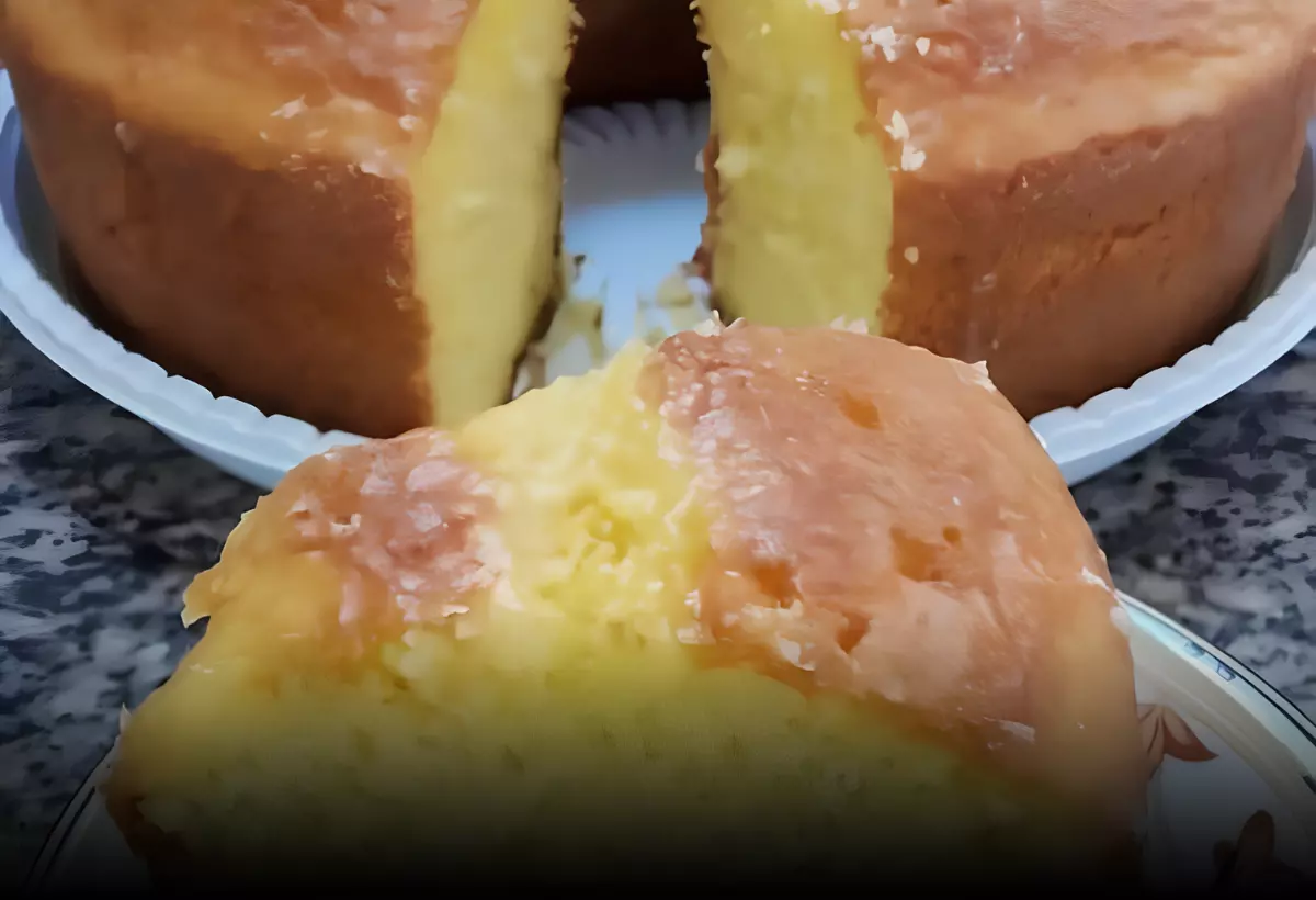 um prato com um receita bolo de fubá fofinho e úmido feito na batedeira