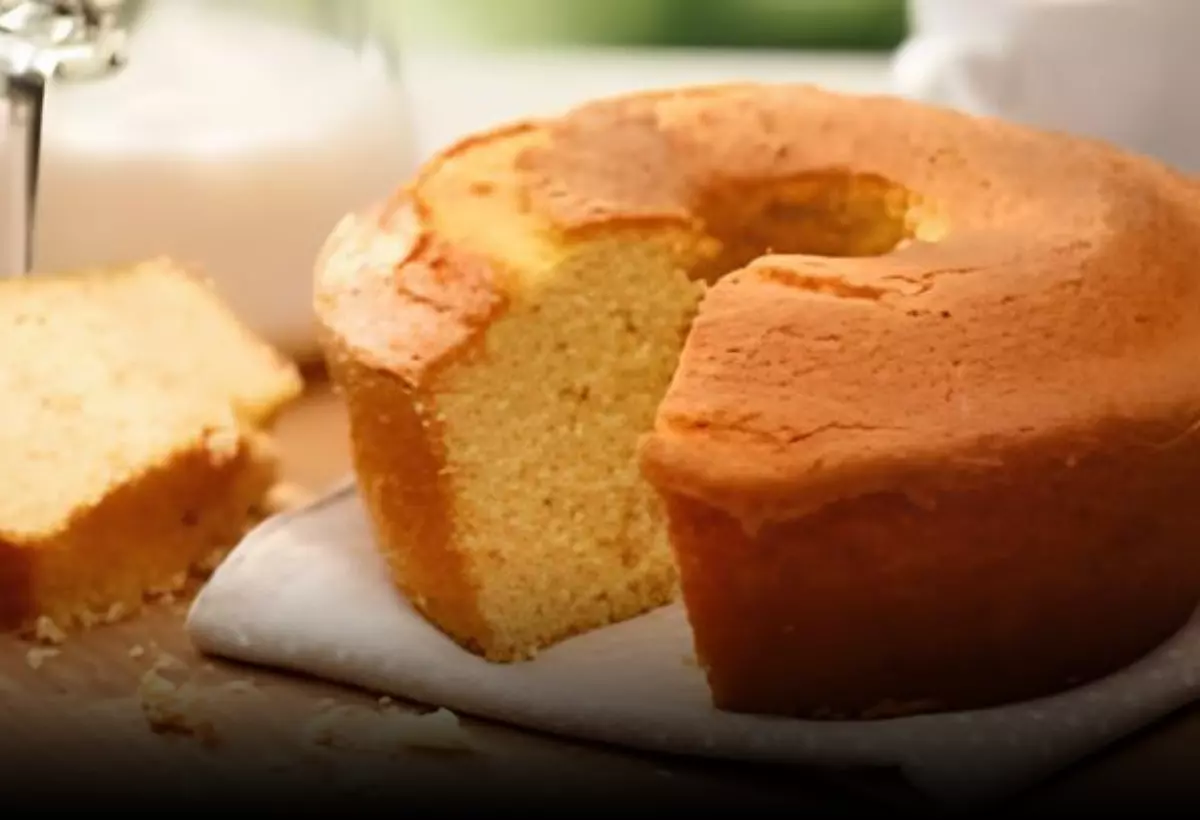 uma travessa com um bolo de fubá com queijo ralado.