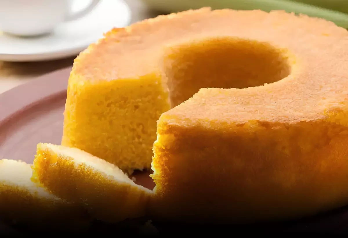 um bolo de fubá vegano em uma mesa pronto para ser servido.