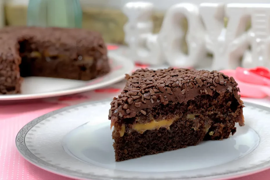 um prato com uma fatia de bolo nega maluca recheada com doce de leite.