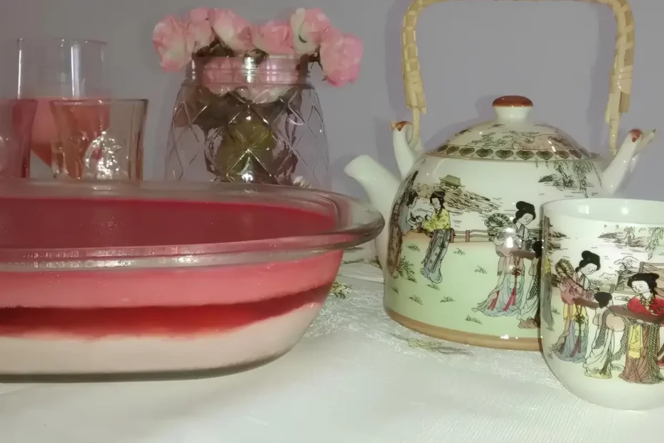 Uma mesa decorada com uma travessa de pudim chinês e outros objetos decorativos.